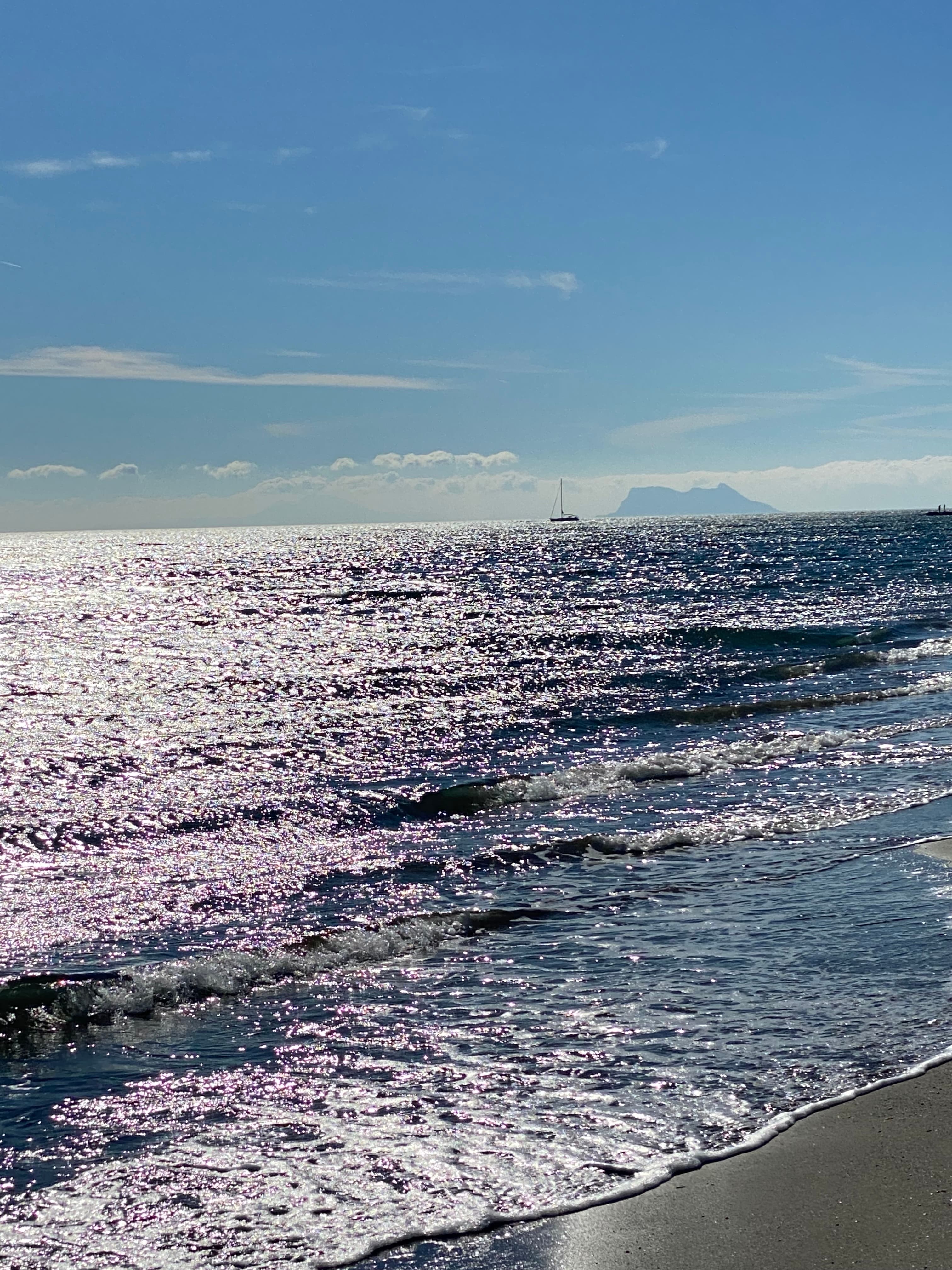 Mar Mediterráneo con el Peñón de Gibraltar al fondo